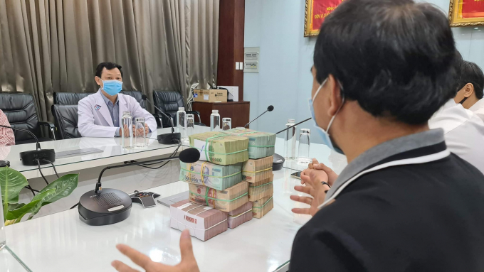 Giữa drama từ thiện, Quyền Linh khiến CĐM khen ngợi khi ủng hộ 2 tỷ tiền mặt chống dịch Covid-19