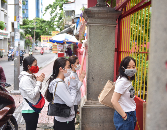 Dù chùa ngưng hoạt động nhưng người dân vẫn đứng trước cổng cầu nguyện mừng Lễ Phật Đản
