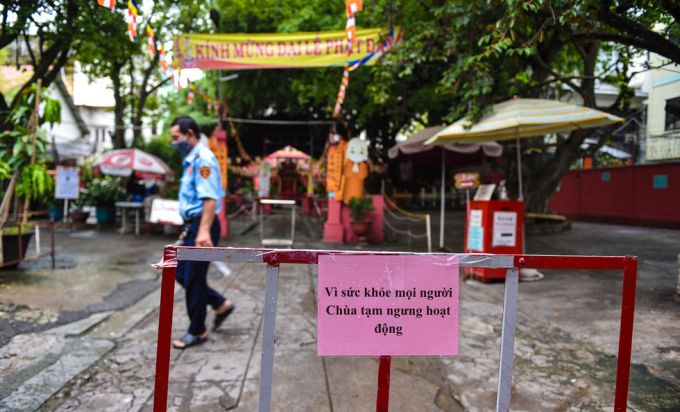 Dù chùa ngưng hoạt động nhưng người dân vẫn đứng trước cổng cầu nguyện mừng Lễ Phật Đản