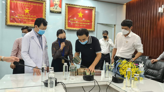 Giữa drama từ thiện, Quyền Linh khiến CĐM khen ngợi khi ủng hộ 2 tỷ tiền mặt chống dịch Covid-19