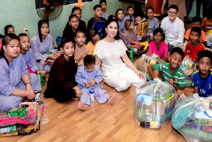 Em gái Cẩm Ly - ca sĩ Hà Phương: Người Việt giàu nhất thế giới vẫn giản dị khi đi từ thiện