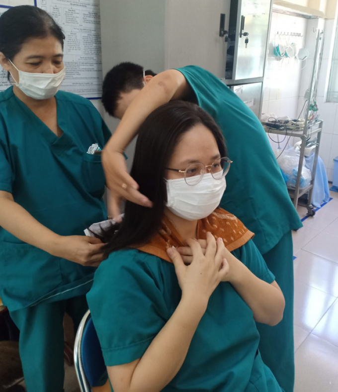 Xúc động khoảnh khắc bác sĩ điển trai xuống tóc vào tâm dịch Bắc Giang, một bức ảnh hơn nghìn lời nói