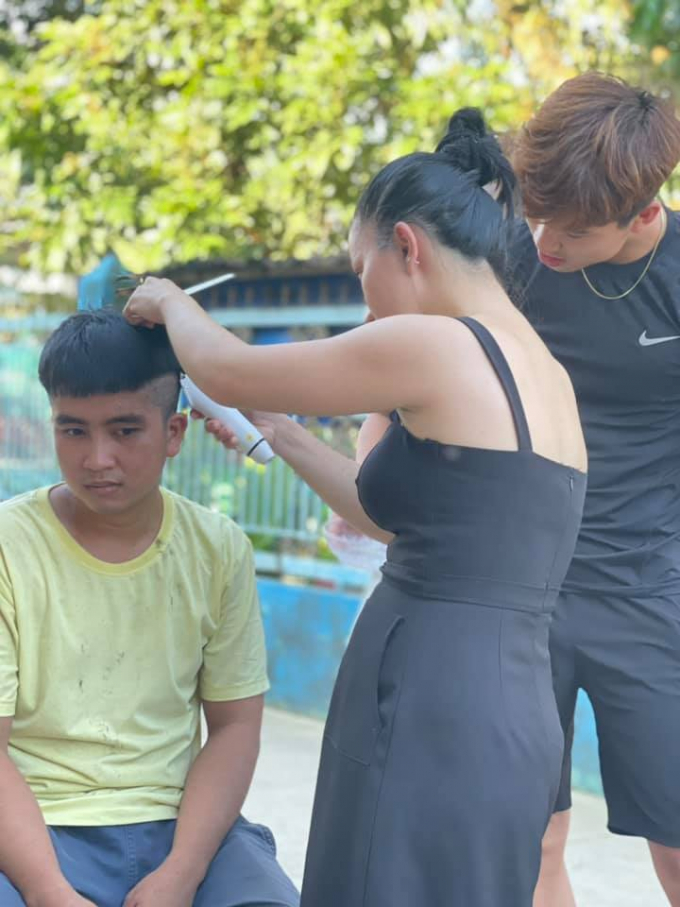Vợ Lê Dương Bảo Lâm mặc đồ bộ trổ tài cắt tóc, hành động nhỏ ghi điểm tuyệt đối với mọi người