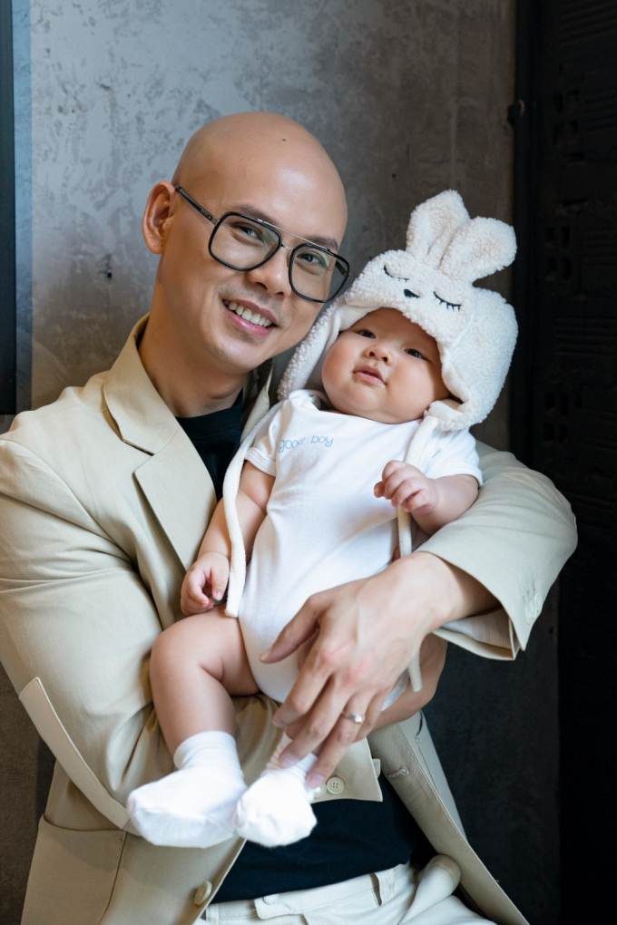 Con trai 4 tháng tuổi như củ khoai tây của Phan Đinh Tùng khiến fans cưng xỉu vì quá đáng yêu