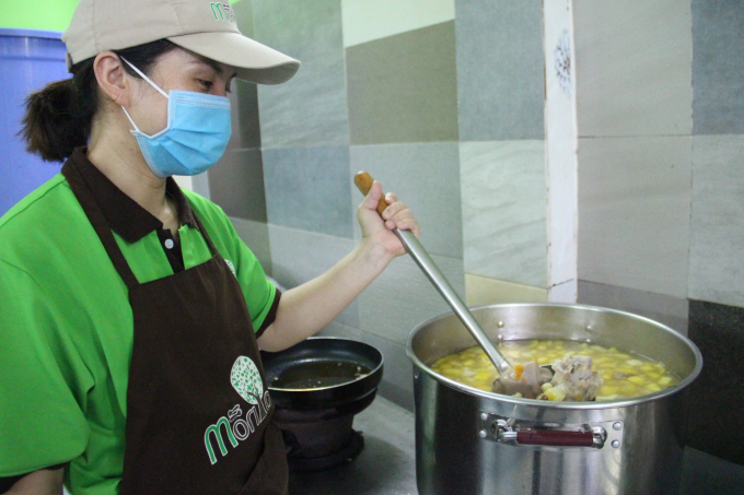 Giám đốc ở Gò Vấp tự nấu hơn 200 suất cơm miễn phí hé lộ lý do chỉ hỗ trợ 14 ngày