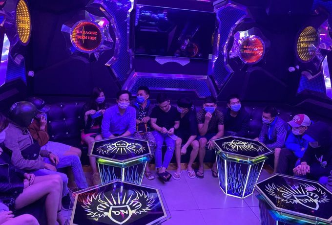 Bên ngoài cửa khoá im lìm, bên trong 40 người tụ tập hát karaoke tại Đà Lạt, ý thức ở đâu?