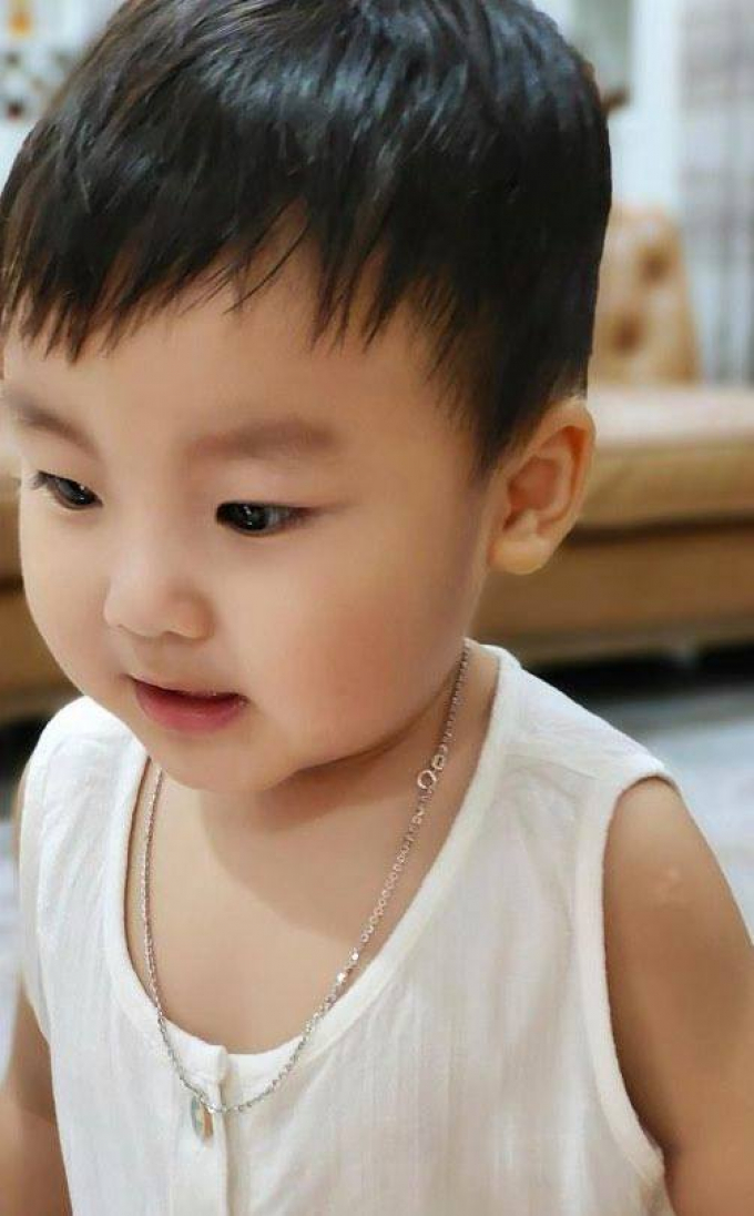 Con trai Hòa Minzy đói bụng, líu lo gọi mẹ giúp cực đáng yêu: 20 tháng tuổi đã được huấn luyện nghiêm khắc