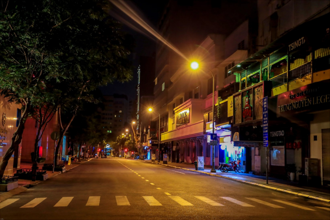 Sài Gòn tĩnh lặng mùa Cô-Vy: Con người cô đơn, đường phố cô quạnh...