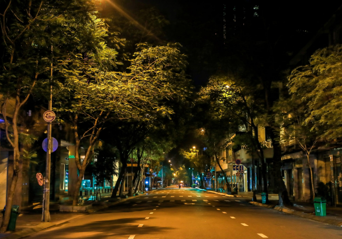 Sài Gòn tĩnh lặng mùa Cô-Vy: Con người cô đơn, đường phố cô quạnh...
