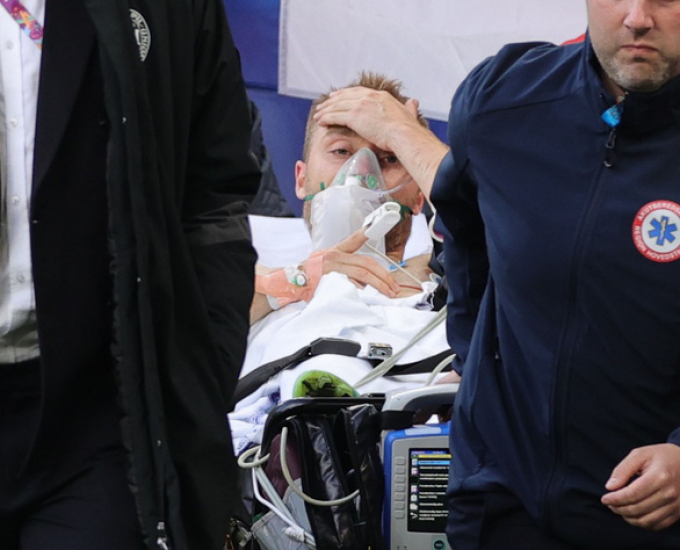 Eriksen mở mắt khi rời sân, UEFA xác nhận cầu thủ này đã ổn định