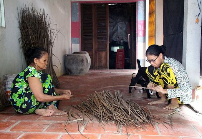 Xót xa cuộc đời bị xa lánh của cô gái cao 2m, vì quá dị hợm chỉ dám chơi với chó mèo