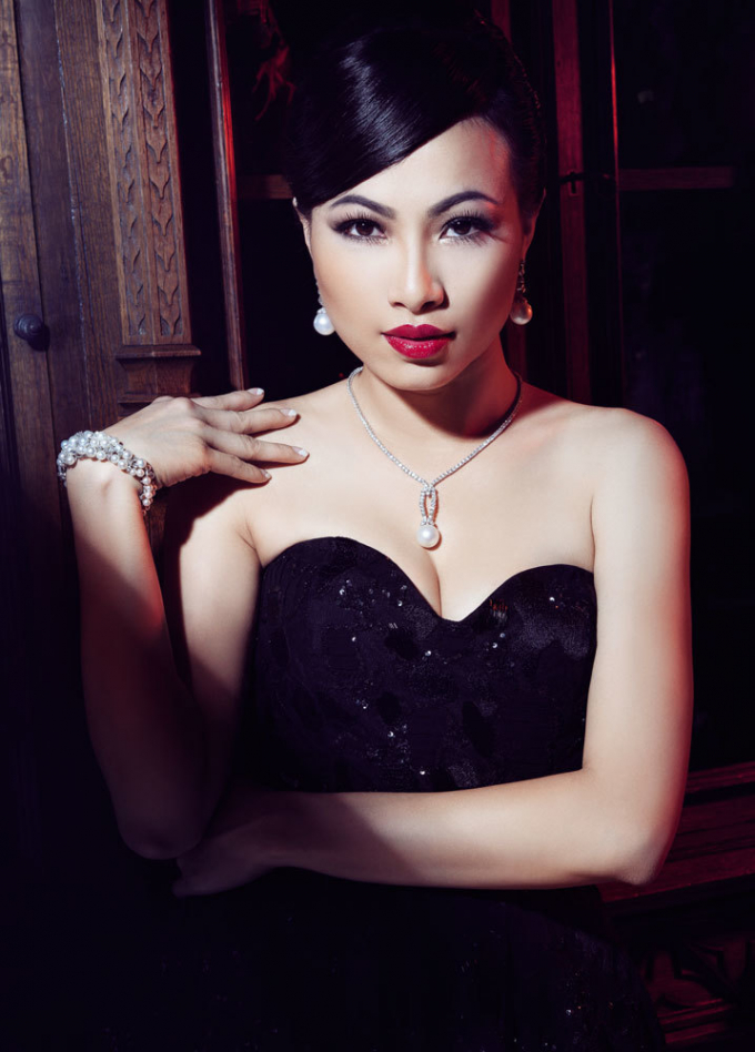 Cuộc sống của Hoa hậu giàu nhất Việt Nam: Ở biệt thự dát vàng, hạnh phúc bên bạn trai Tây chẳng cần cưới