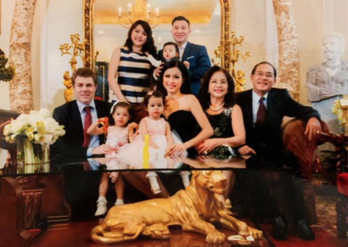Cuộc sống của Hoa hậu giàu nhất Việt Nam: Ở biệt thự dát vàng, hạnh phúc bên bạn trai Tây chẳng cần cưới