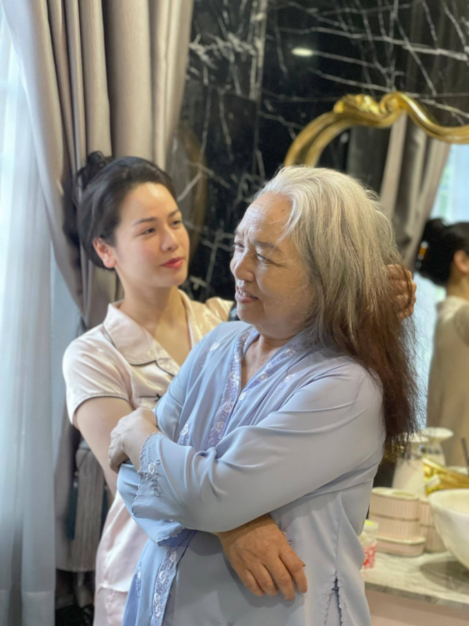 Nhật Kim Anh chăm sóc mẹ, fans khen: Chị đẹp tài giỏi lại hiếu thảo