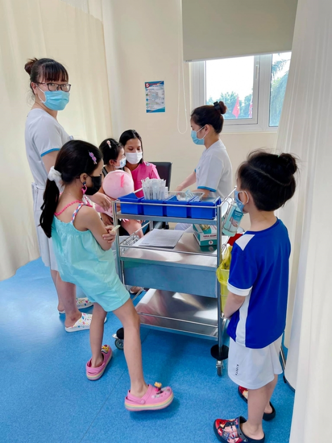 Ốc Thanh Vân đưa con gái Mai Phương đi tiêm phòng, thương Lavie như máu mủ