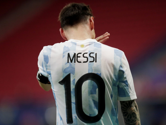 Người hâm mộ khắp thế giới bật khóc khi Messi nâng cúp vô địch Copa America