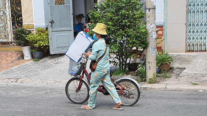 Những ngày thất nghiệp của cụ ông, cụ bà bán vé số ở TP.HCM ra sao?