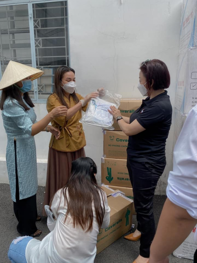Phi Nhung kêu gọi quyên góp mua máy thở hỗ trợ bệnh nhân nhiễm COVID-19