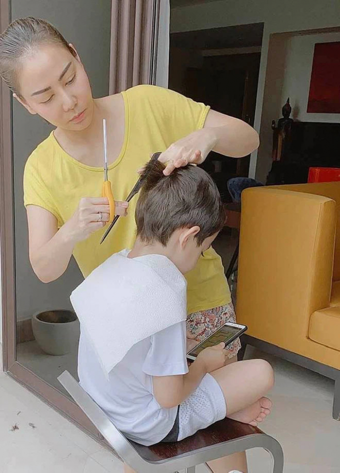 Được mẹ Hòa Minzy cắt tóc tại nhà, bé Bo thành soái ca nhí