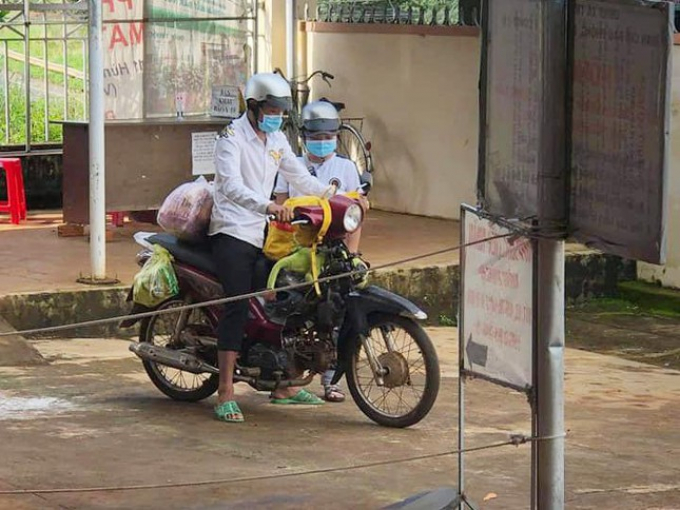Nam công nhân đi bộ về quê được người dân tặng xe máy