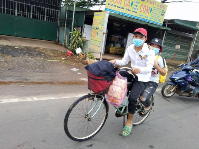 Nam công nhân đi bộ về quê được người dân tặng xe máy