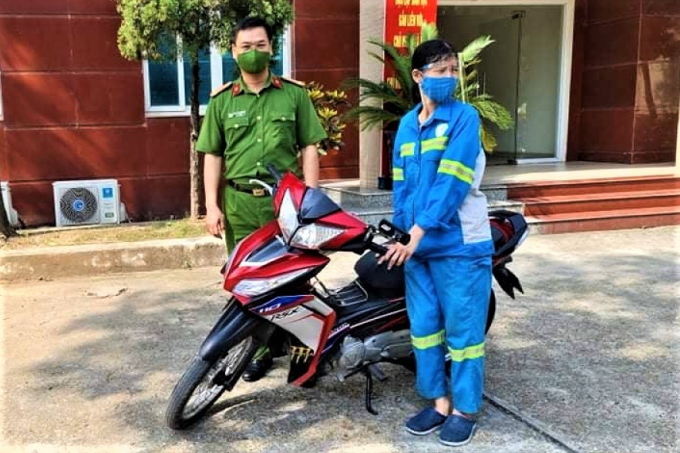 Nữ lao công bị cướp ở Hà Nội đã được tặng xe máy mới