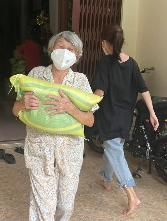 Mẹ của CS Phương Thanh 84 tuổi vẫn nhiệt tình vác lương thực từ thiện, con gái gắng sức ôm bao gạo 20kg
