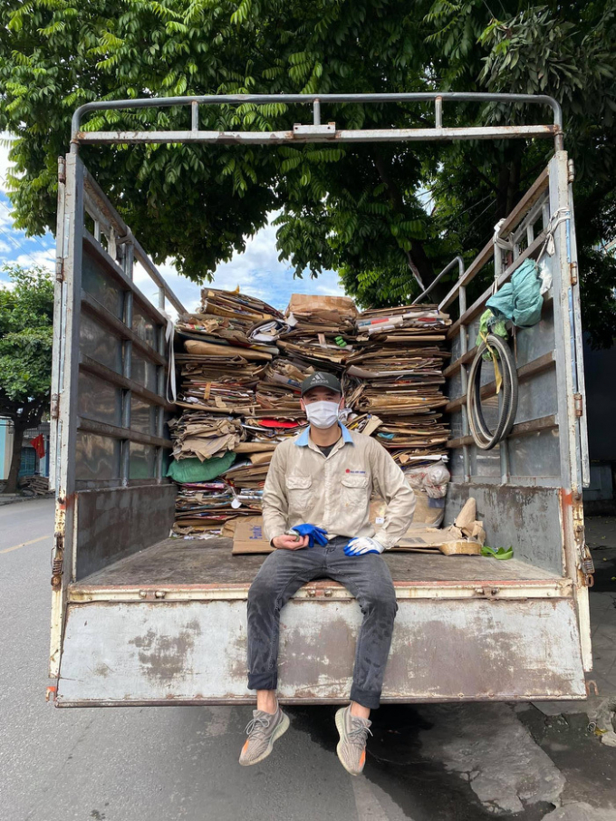 Nghỉ dịch, cầu thủ Việt đi thu mua phế liệu giúp gia đình