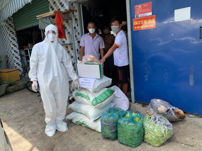 Tặng 3 xe cứu thương hơn 3,2 tỷ, NS Việt Hương tiếp tục mua container làm phòng lạnh y tế