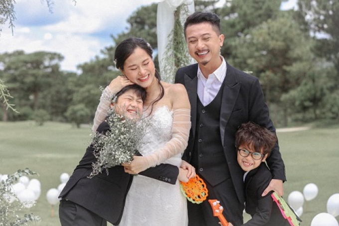 Dàn sao Nụ cười mới sau 17 năm: Trường Giang, Nam Thư, vợ chồng Lâm Vỹ Dạ thành công vang dội
