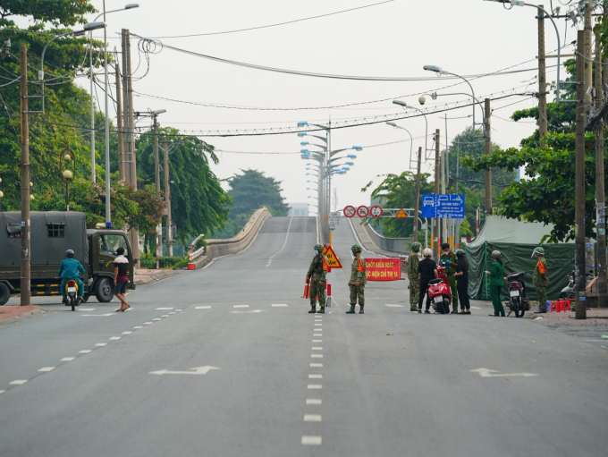 Quân đội hỗ trợ TP.HCM trong đợt siêu giãn cách: Đủ loại giấy đi đường, nhiều người buộc trở về nhà