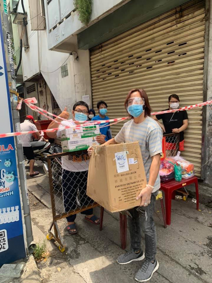 Người dân đến tận nhà xin oxy cho cha bệnh nặng, NS Việt Hương ứng cứu nhanh chóng còn cho thêm lương thực