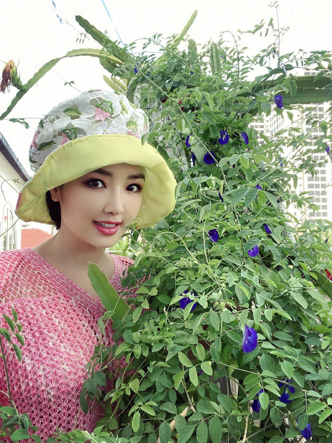 Hoa hậu Giáng My tươi trẻ, thích thú khoe khu vườn ngập tràn hoa trái tự tay vun trồng