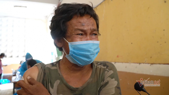 Người vô gia cư nghẹn ngào khi được tiêm vaccine ngừa Covid-19 ở TP.HCM