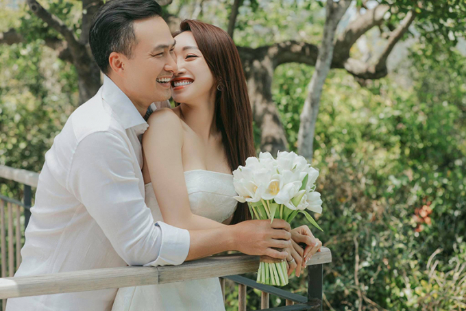 Chi Bảo khoe ảnh cưới tình bể bình chụp lúc bà xã mang thai 2 tháng, tạm hoãn hôn lễ vì dịch bệnh
