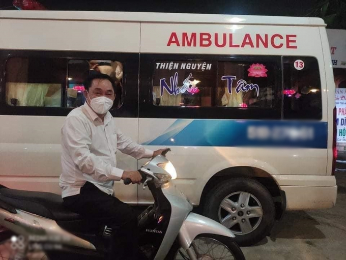 Ông chủ Đại Nam giản dị đi xe máy, kiểm tra oxy trước khi cho đội thiện nguyện cứu người
