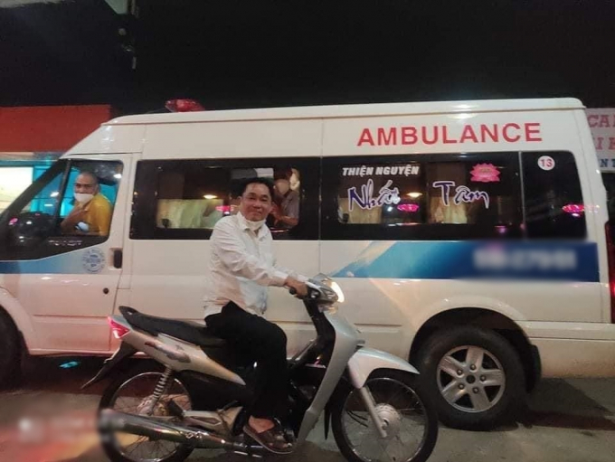 Ông chủ Đại Nam giản dị đi xe máy, kiểm tra oxy trước khi cho đội thiện nguyện cứu người