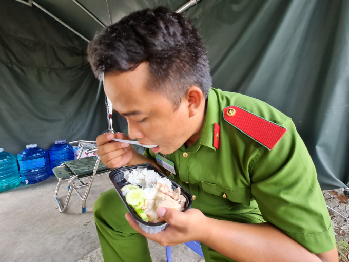 2 chiến sĩ giúp sản phụ sinh con giữa đường phố: Người 3 tháng chưa về, người ước mơ thành quân nhân