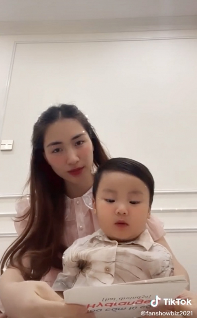 Con trai Hòa Minzy quyết làm đàn ông để bảo vệ mẹ nhưng lại khóc um khi cắt tóc tại nhà