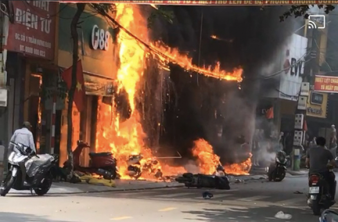 Bị chủ nợ chèn ép, người đàn ông phóng hỏa tiệm cầm đồ: Sau tiếng nổ lớn 4 căn nhà bị thiêu rụi