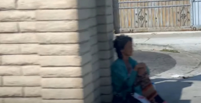 Chạnh lòng trước hình ảnh của CS Kim Ngân khi rời xa Thúy Nga: Tiều tụy, lẻ loi ngồi ở góc đường
