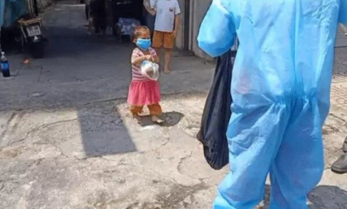Clip bé gái 2 tuổi hồn nhiên chạy lon ton nhận cơm từ thiện thay mẹ khiến nhiều người cay mắt