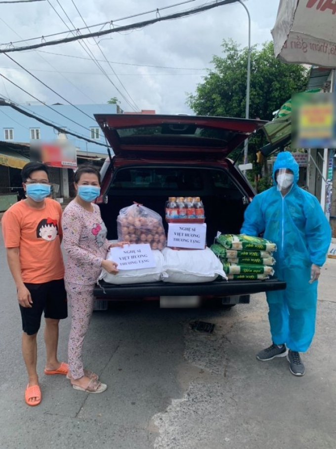 Hết cung cấp máy thở miễn phí NS Việt Hương lại tặng 100 quạt máy cho bác sĩ bệnh viện Thủ Đức