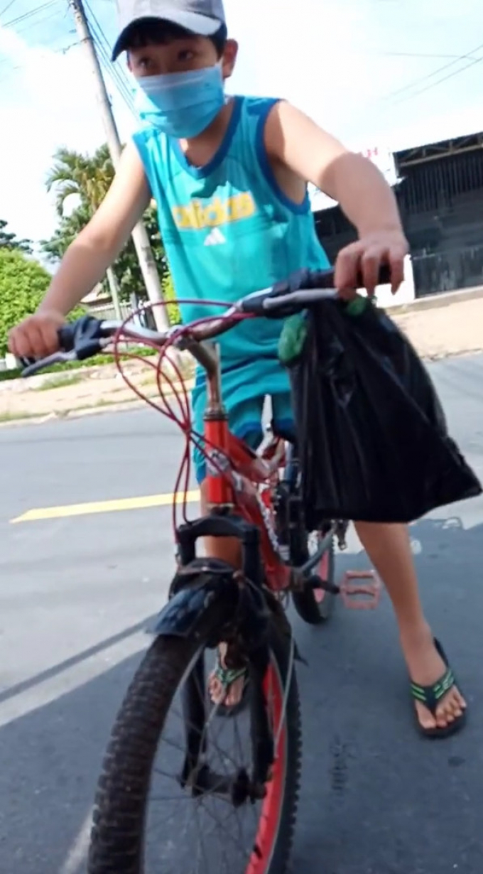 Cậu bé đạp xe xin qua chốt để đưa đồ cho ngoại, khi bị hỏi chỉ nghẹn ngào: Mẹ con mất rồi