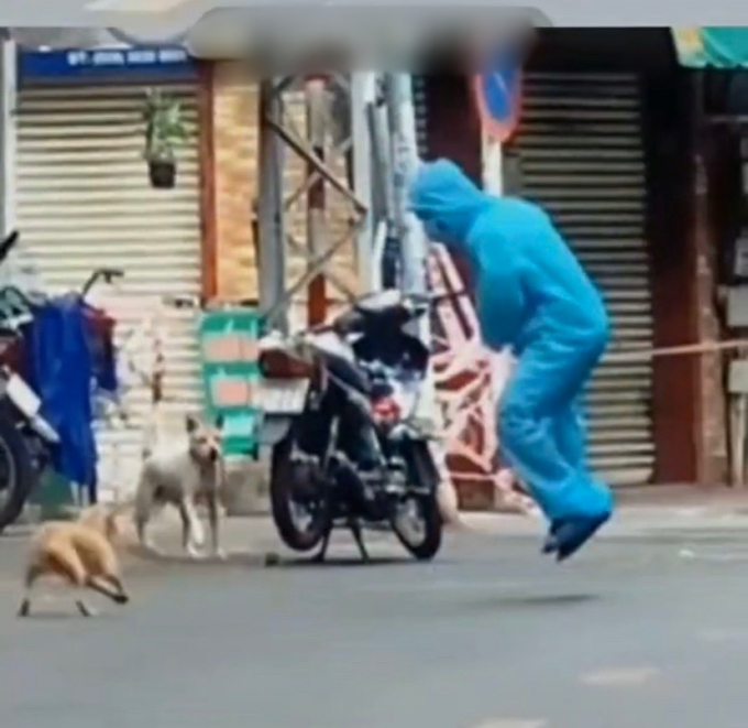 Một tình huống trêu cún bị trả thù bỏ chạy không kịp cực đáng yêu từ những cán bộ áo xanh