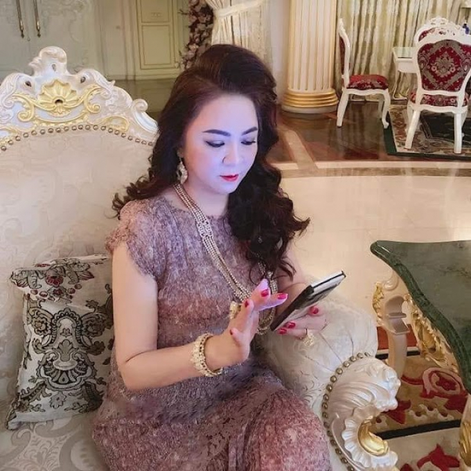 Bủa vây trong showbiz, vợ chồng bà Phương Hằng vẫn đích thân đến trạm sản xuất oxy mini vào đêm muộn