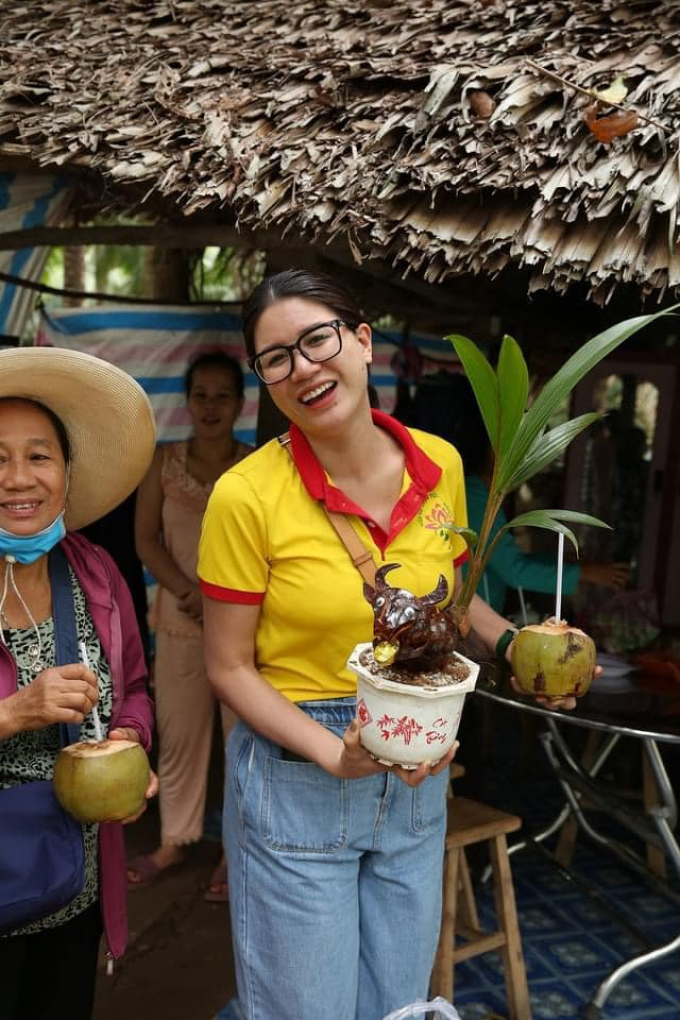 Sau Trấn Thành, đến Trang Trần tung sao kê vì bị đồn ăn chặn 100 tỷ, rút lui sau 3 tháng từ thiện