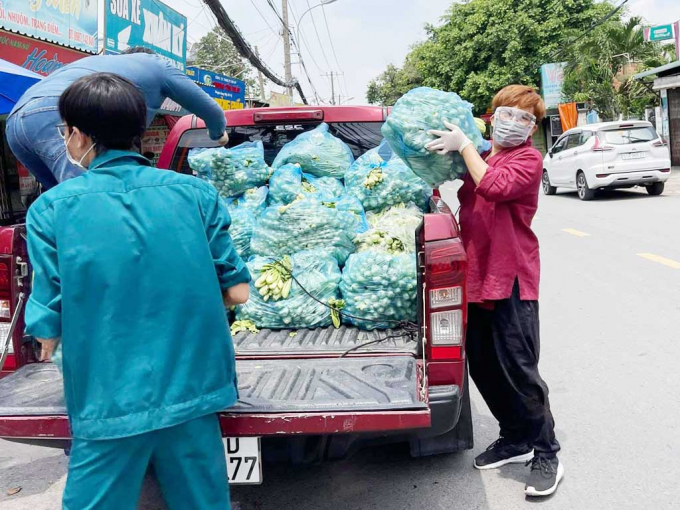 Sao Việt lần lượt ngừng làm từ thiện mùa dịch: Lăn xả, hết lòng vì bà con lại chịu nhiều áp lực