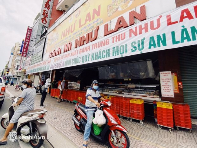 Sài Gòn mở cửa: Bánh mì hơn 100k vẫn nhận đơn ào ạt, dân tình than trời nhưng tay vẫn bấm app