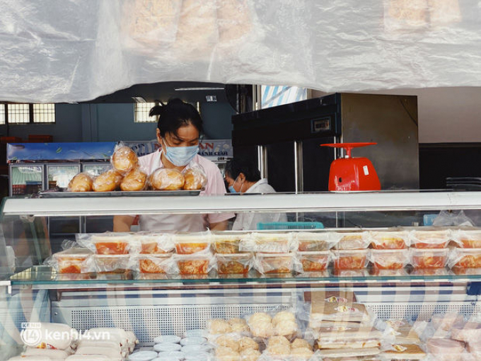 Sài Gòn mở cửa: Bánh mì hơn 100k vẫn nhận đơn ào ạt, dân tình than trời nhưng tay vẫn bấm app